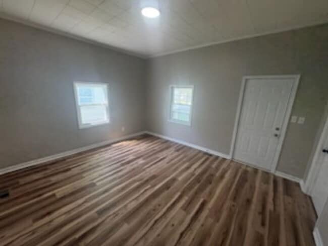 Building Photo - 2 Bed 1 Bath Home