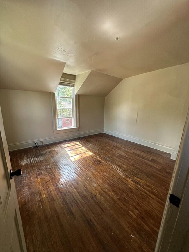Building Photo - 3 Bed 1 Bath very close to UWEC available ...
