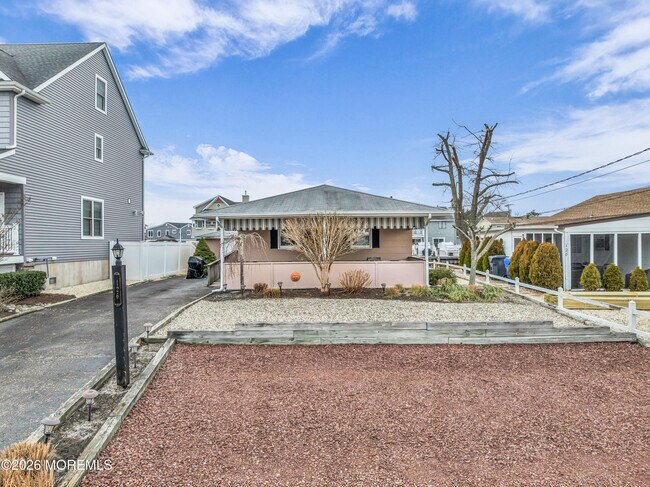 Building Photo - 126 Royal Dr