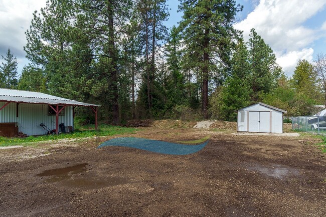 Building Photo - 2 Bedroom 1 Bath Home with Off-Street Park...