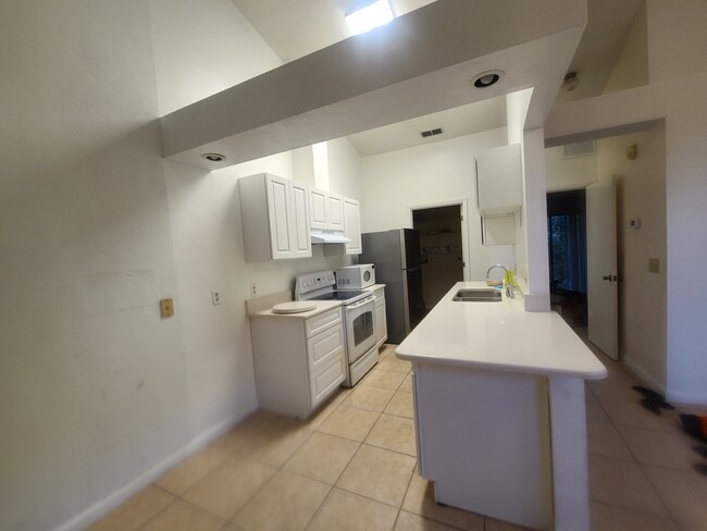 Building Photo - 2842 SW 38th Pl