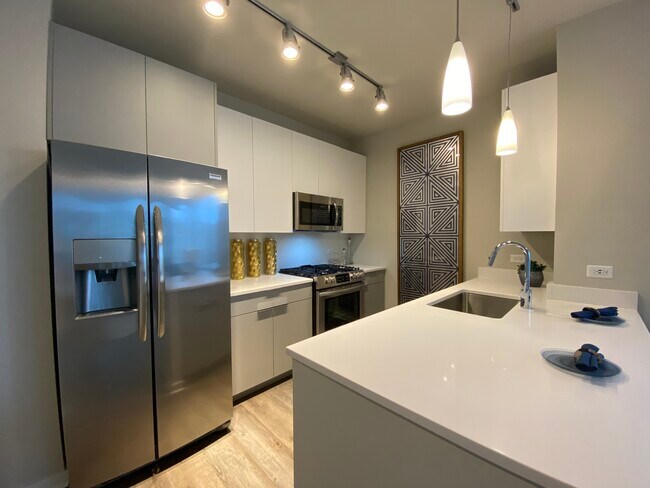 Building Photo - 800 S Clark St