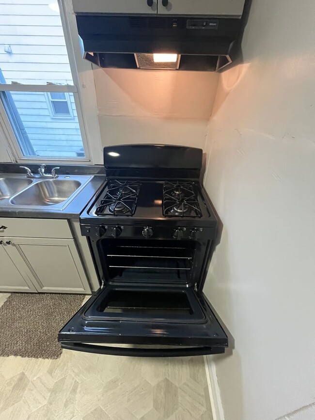 Building Photo - Spacious 3-Bedroom Home with Basement – Available NOW! – $1400/month