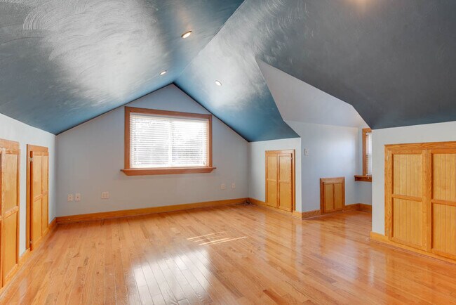 Building Photo - 407 Russell St