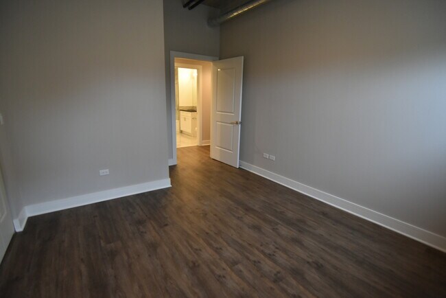 Building Photo - 3833 N Broadway