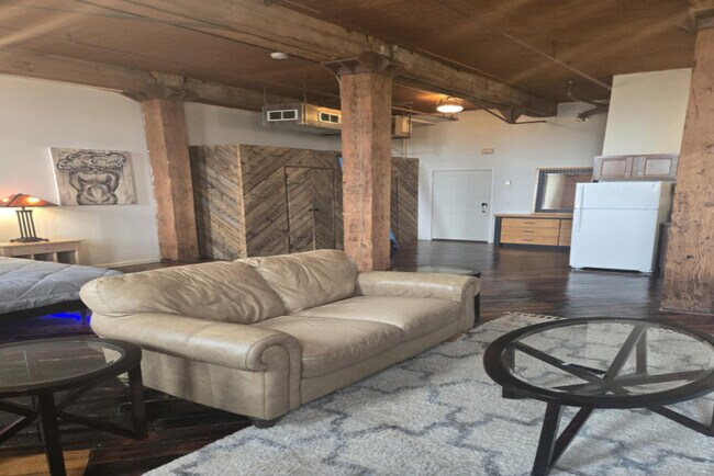 Building Photo - 226 Mt Elliott St