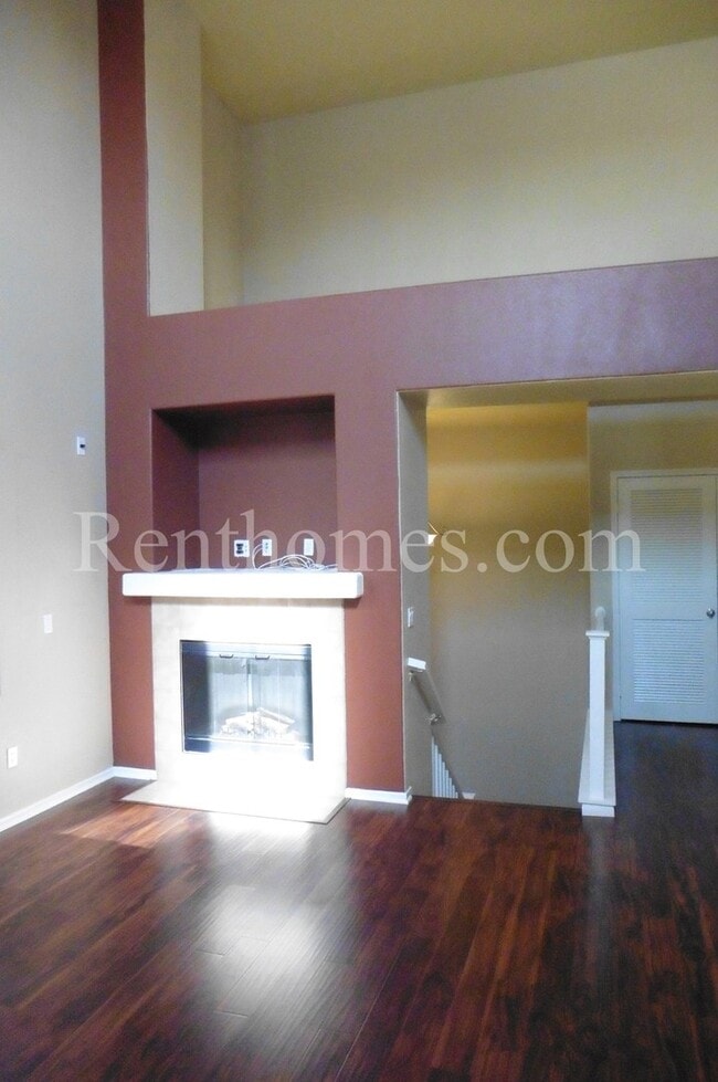 Building Photo - Torrey Highlands, 7750 Via Belfiore #4, AC, Fireplace, Garage, Community Pool and Spa!