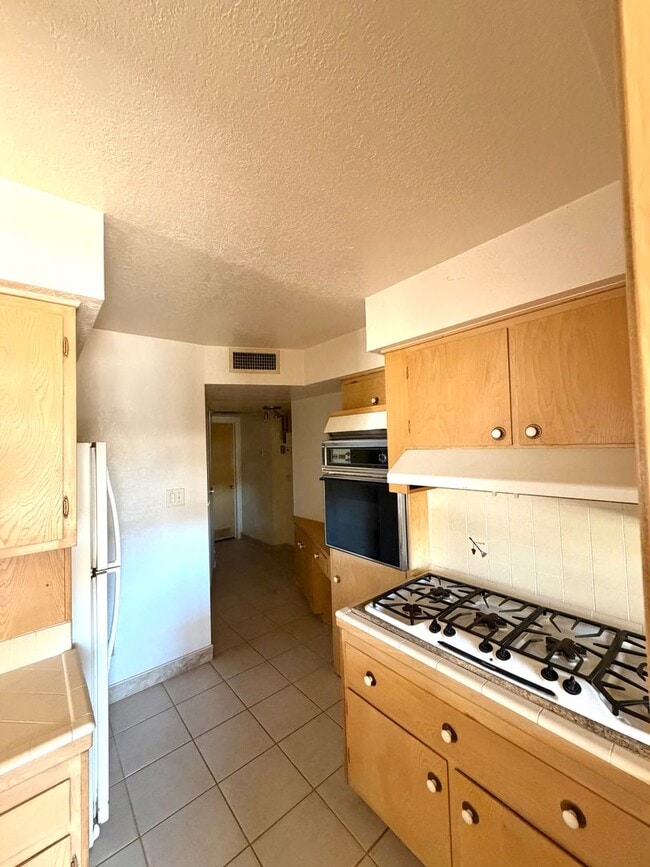 Building Photo - Cozy 2 Bedroom 1.5 Bathroom