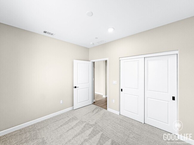 Building Photo - Never-Lived-In Modern 5BR Home with Private Backyard