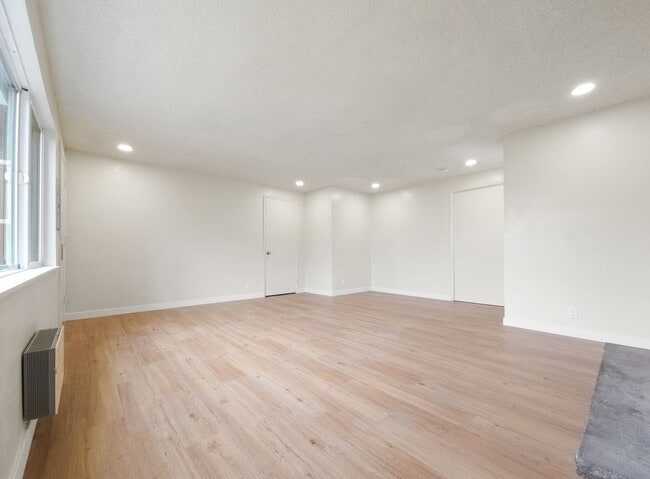 Building Photo - Serene Lake Union Apartment with Scenic Vi...