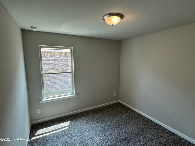 Building Photo - 226 Sidney Oaks Dr