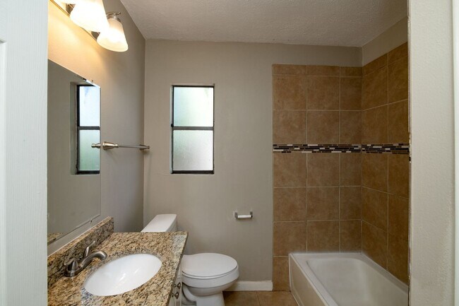Building Photo - Cozy 3 bedroom, 1 bathroom home located in...