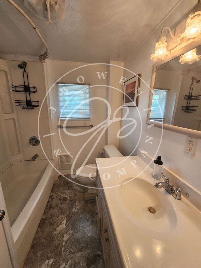 Building Photo - 2 story 2 bed with bonus room! Maumee Scho...