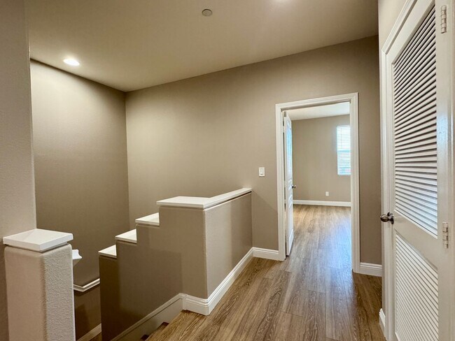 Building Photo - 3 Bed 2.5 Bath plus extra room Townhouse Style Condo / Attached 2 Car Garage