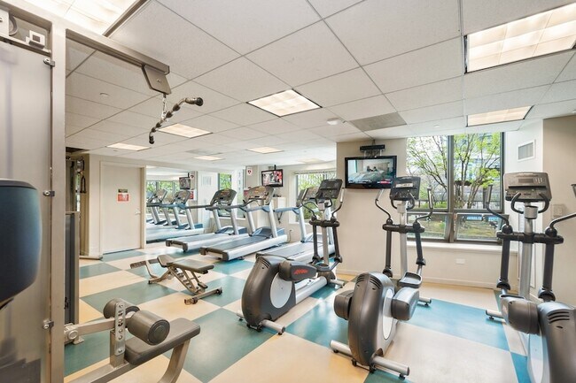 Building Photo - 400 N La Salle Dr