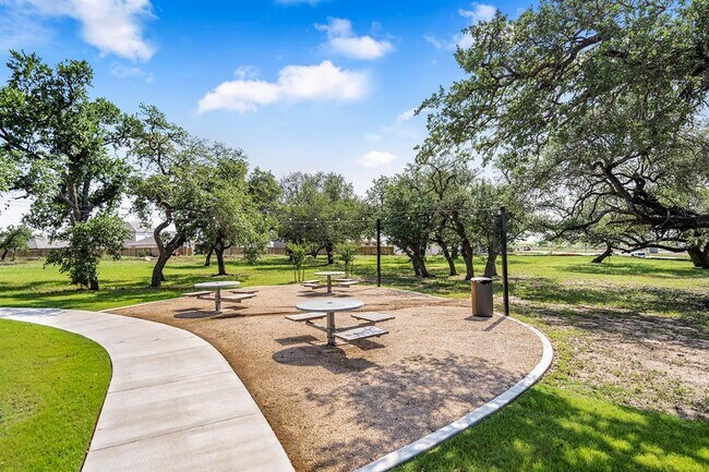 Building Photo - 112 Paradise Cyn Dr