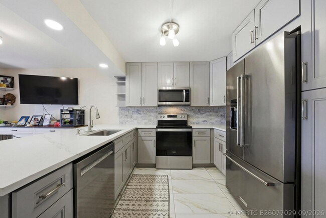 Building Photo - 11014 SW 15th Manor