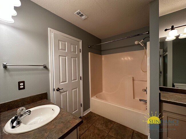 Building Photo - Lovely 3 Bedroom Townhouse in Fort Walton Beach Near both Bases