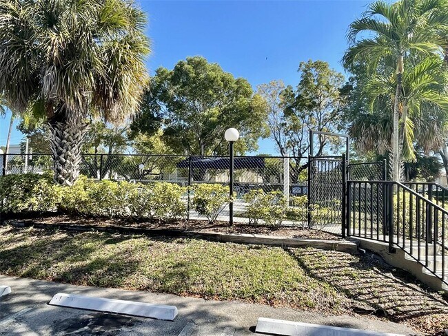 Building Photo - 2630 Riverside Dr