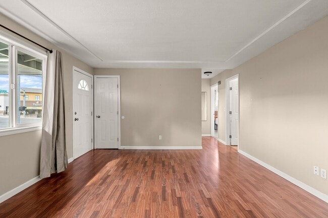 Building Photo - 2 Bedroom 1 Bath Duplex w/ Yard & Parking