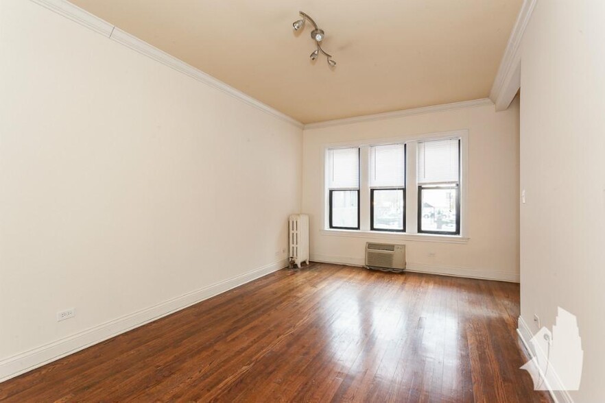 Building Photo - 744 W Addison St