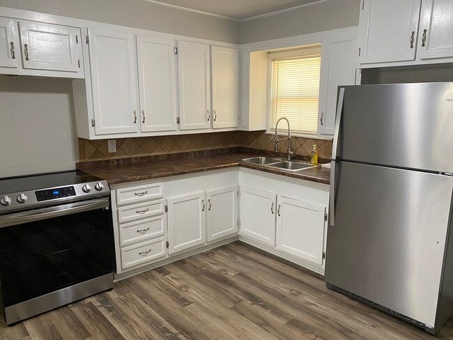 Building Photo - 3/1/1 Ready April 1