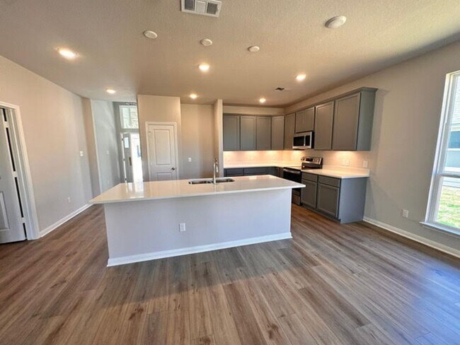 Building Photo - Nearly New 3-Bedroom Home in Hewitt, TX – Modern Living at Its Best