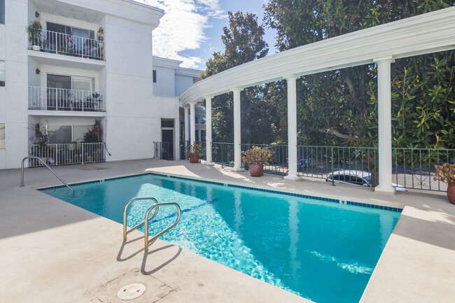 Building Photo - Spacious 2 BEDROOM/2 BATH Ample Closet Space Family Friendly