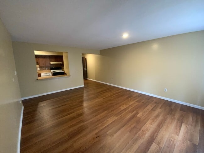 Building Photo - 3 Bedroom 1 Bathroom Apartment