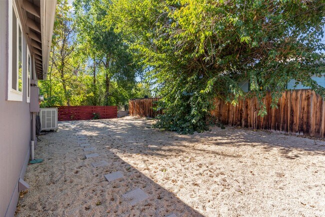 Building Photo - Duplex property in Midtown