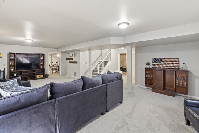 Building Photo - Spacious 6-Bedroom Broadmoor Rental with M...