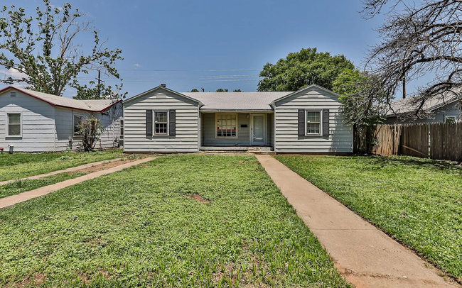 Building Photo - 4 bedroom 2 bathroom house close to TTU!