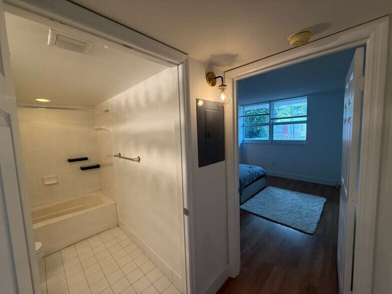 Building Photo - 1155 Brickell Bay Dr