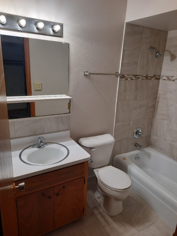 Building Photo - 114 Stimpson St