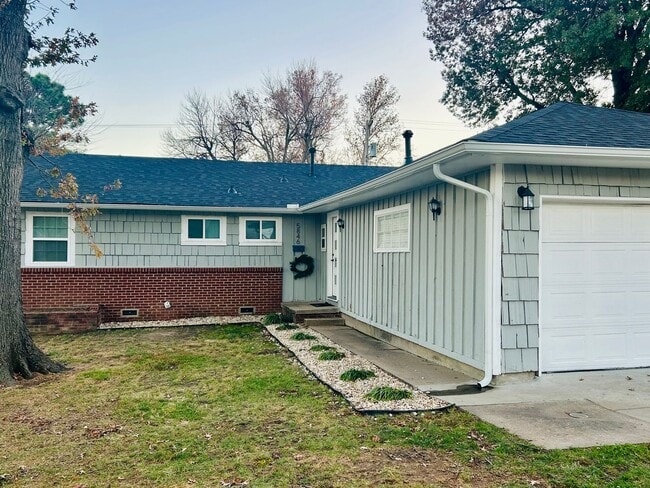 Building Photo - Updated 3 bedroom home in great location!