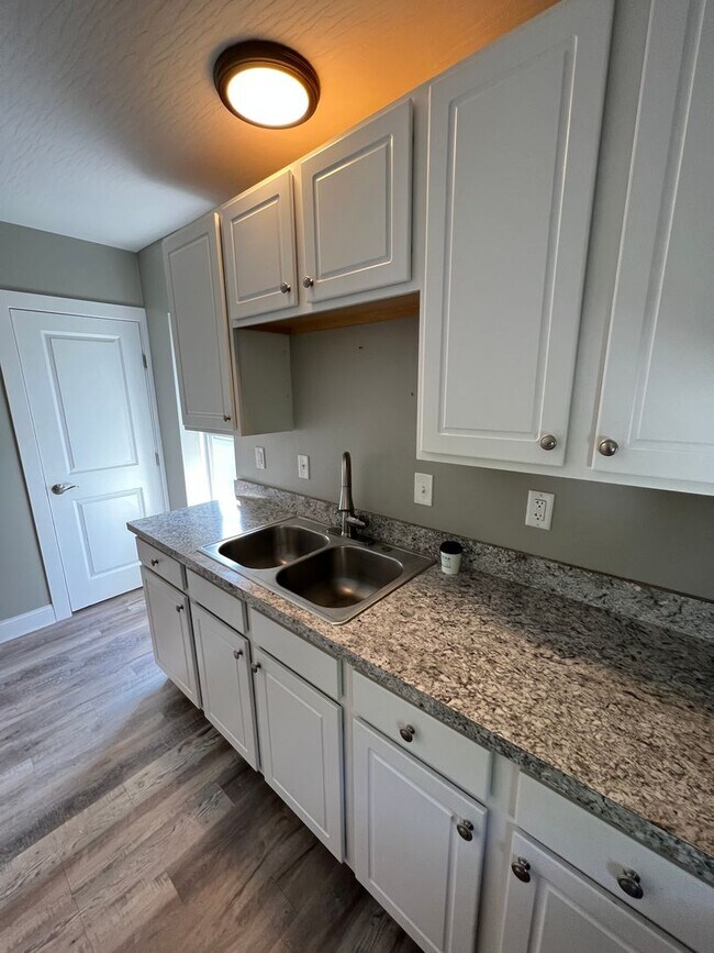 Building Photo - Modernized 2nd Floor Apartment in Franklinton – Your Urban Oasis Awaits!