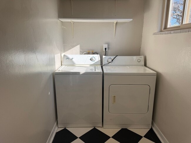 Building Photo - Well Maintained University Home!