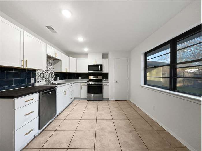 Building Photo - 2422 Kingston St