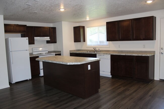Building Photo - Four bedroom ranch