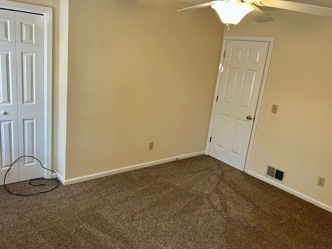 Building Photo - Conveniently Located Townhouse!