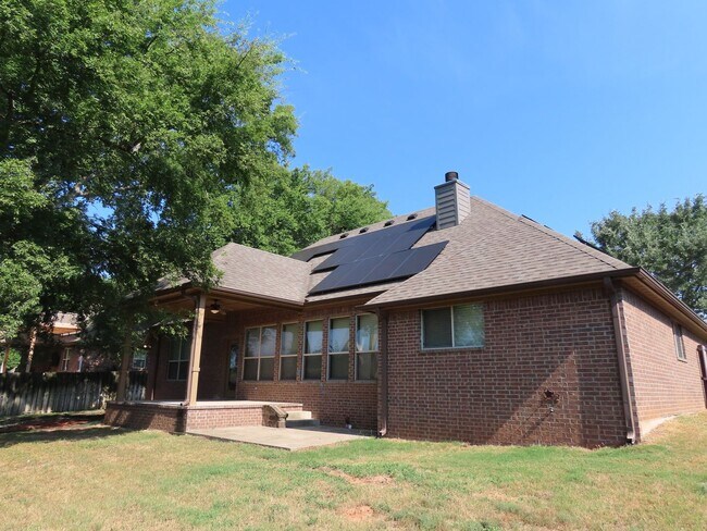 Building Photo - Lindale ISD- Gorgeous 4 Bedroom 2.5 Bathro...
