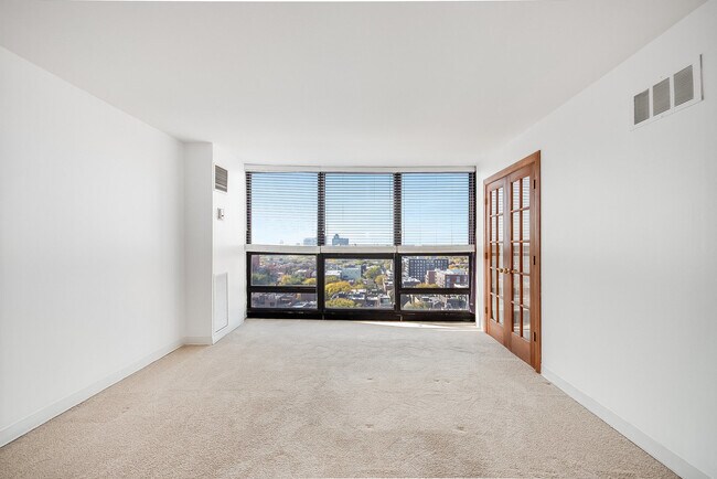 Building Photo - 1540 N La Salle Dr