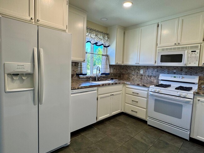Building Photo - Spacious 3 bedroom, 3 bath bi-level home nestled in the scenic Sierra Nevada foothills