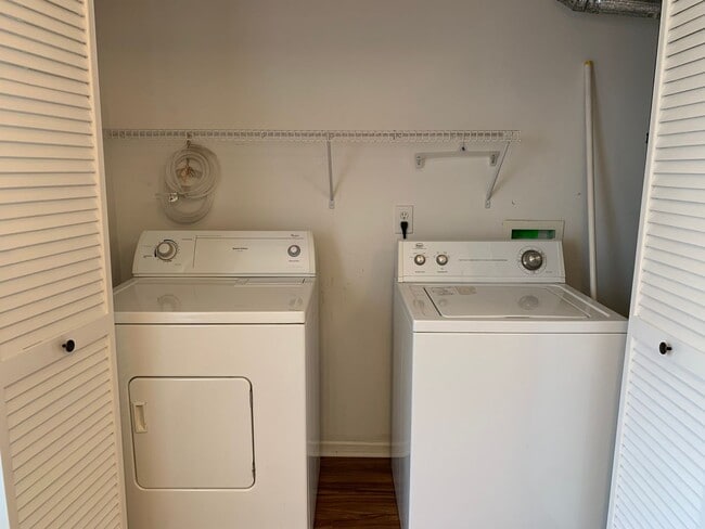 Building Photo - Renovated 2 Bed, 1.5 Bath Townhome w/ Comm...