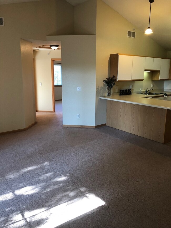 Building Photo - Nice 2br Condo in Coralville close to shop...