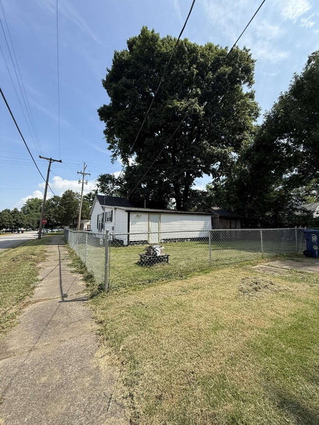 Building Photo - 2801 Maple Ave