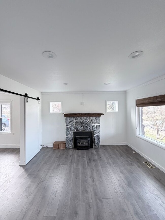 Primary Photo - Lakeview 4-Bedroom Home Steps from Moore Park – Updated Throughout! 2.8 miles from Sky Lakes and OIT