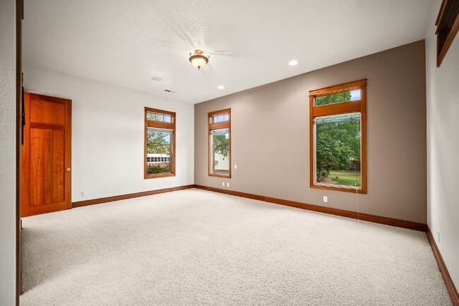 Building Photo - "Spacious 4-Bedroom, 4.5 Bathroom 4792 sq. ft. Retreat with Scenic Views and Cozy Fireplace in St...