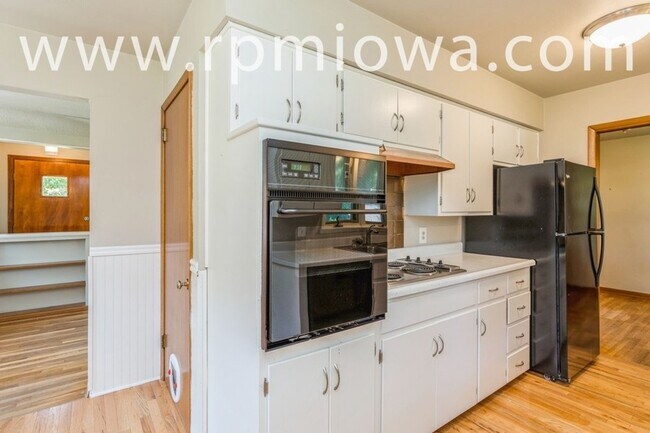 Building Photo - WELCOME HOME!! 3 Bedroom, 1 Bath Home in Des Moines