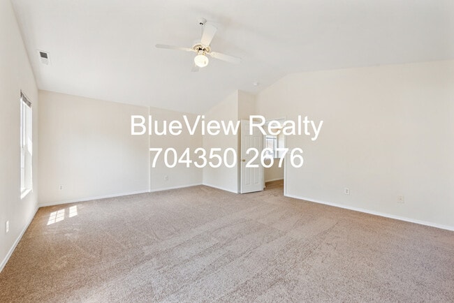 Building Photo - Beutiful 3 bed 2.5 bath with open area